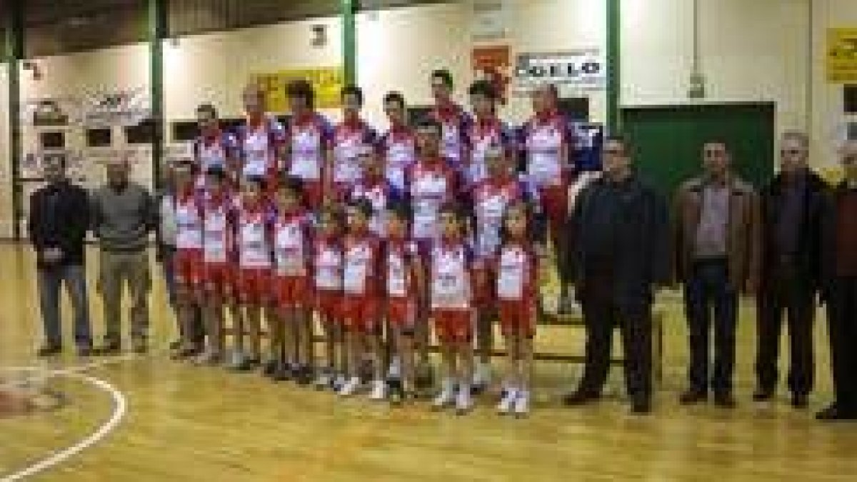 El conjunto de El Bierzo Alto durante el acto de su presentación