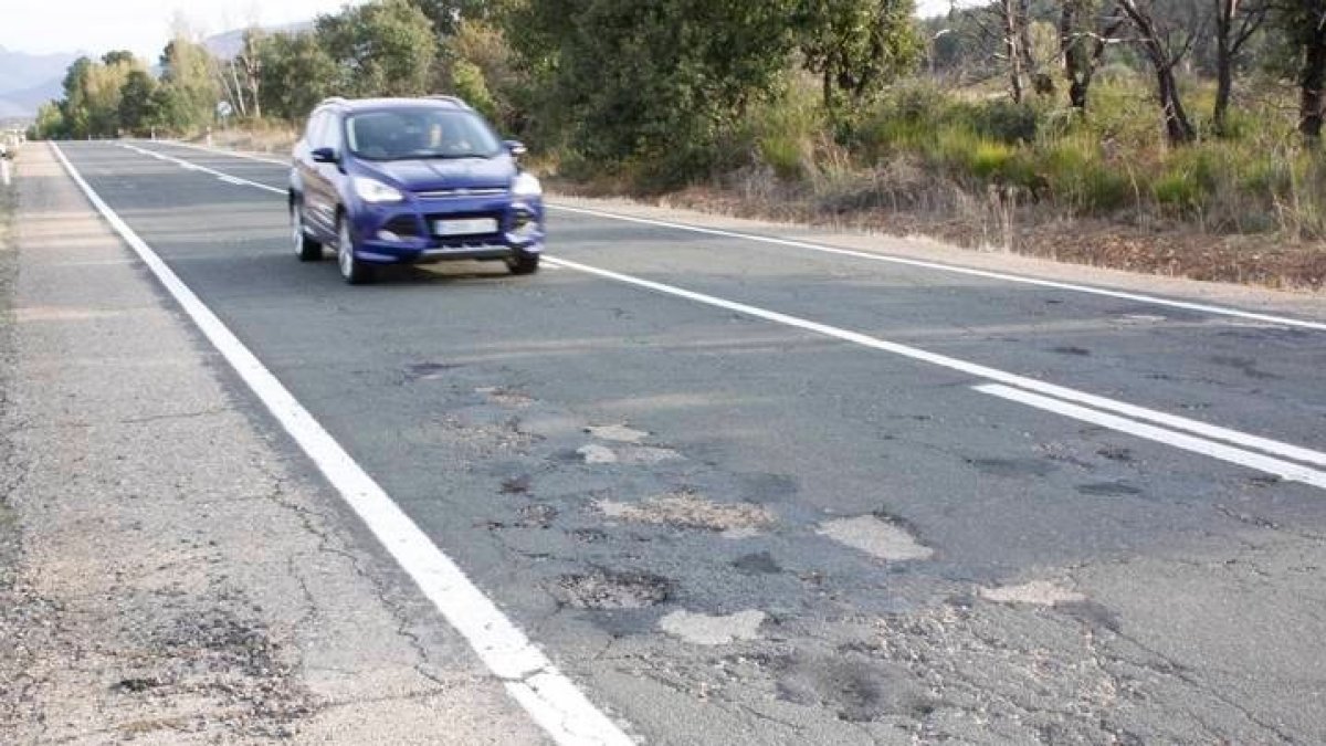 La carretera N-625 presenta gran cantidad de baches en todo su trazado. CAMPOS