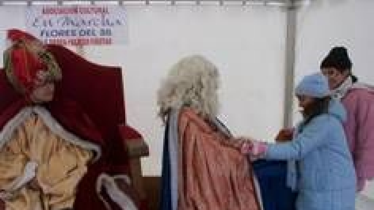 Algunas niñas entregaron ayer sus cartas al ayudante del mensajero de Melchor, Gaspar y Baltasar