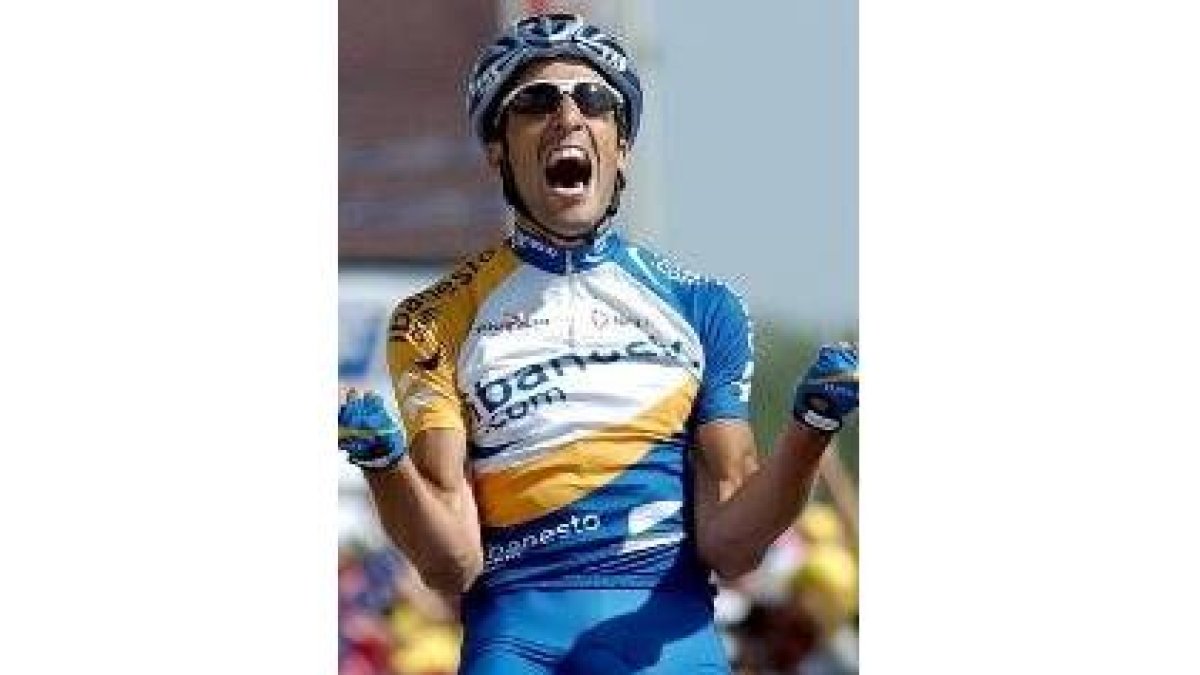 José Antonio Flecha cruza la meta como campeón de la etapa de ayer