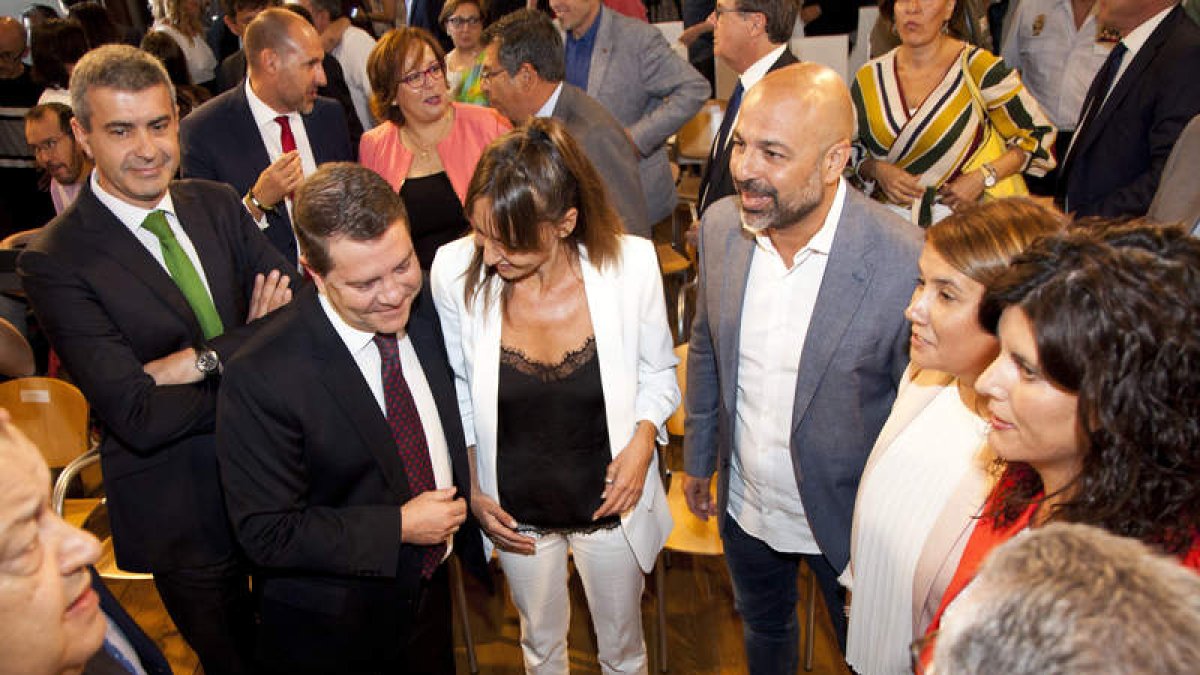 García-Page y a su izquierda los dos miembros de Podemos que han entrado en el Gobierno. H. MARTÍN
