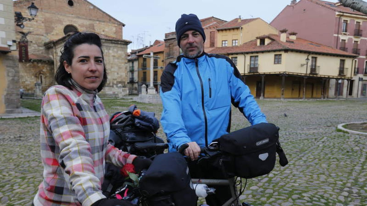 Alba y Andoni en la plaza del Grano