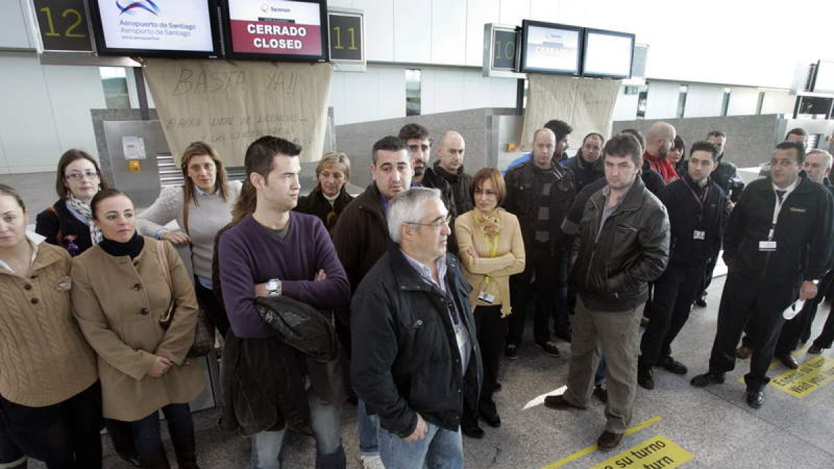 Trabajadores se concentran ante los mostradores de la compañía en el aeropuerto de Lavacolla.