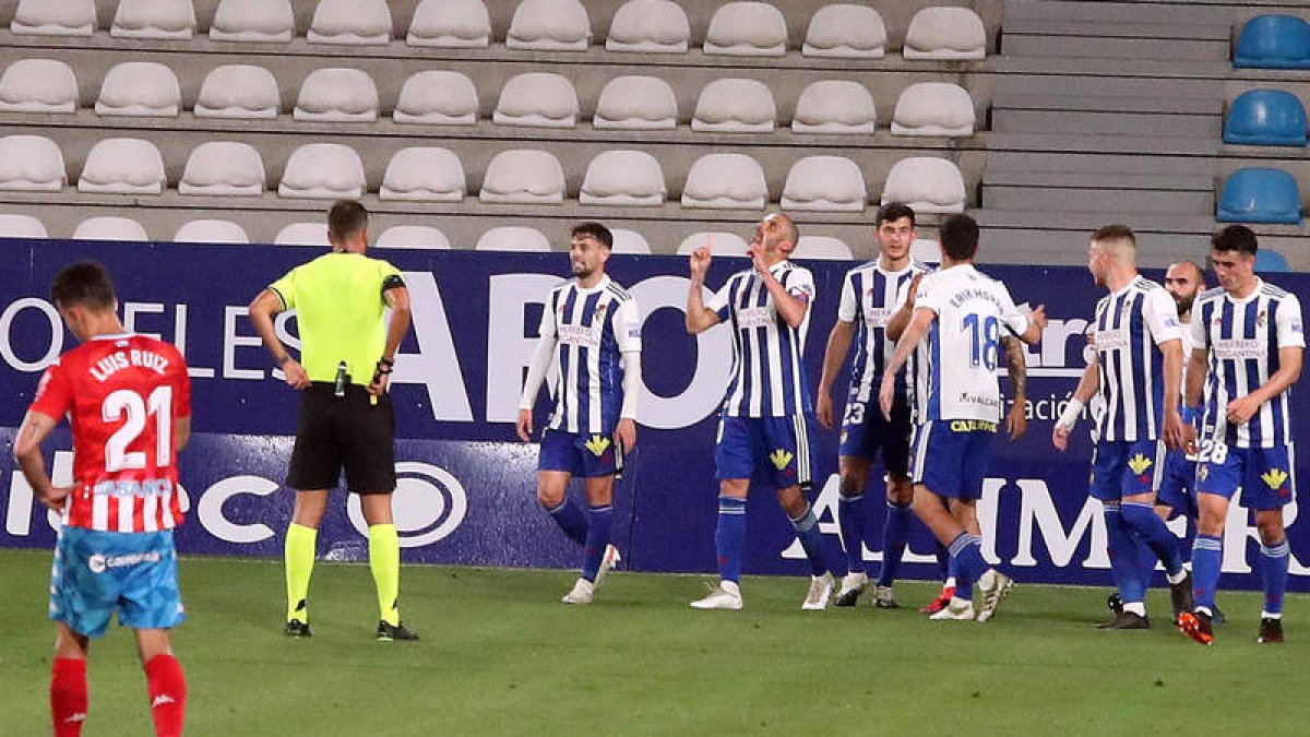 El delantero brasileño Yuri celebra el segundo gol de la SD Ponferradina con sus compañeros en el partido frente al CD Lugo disputado en El Toralín. ANA F. BARREDO