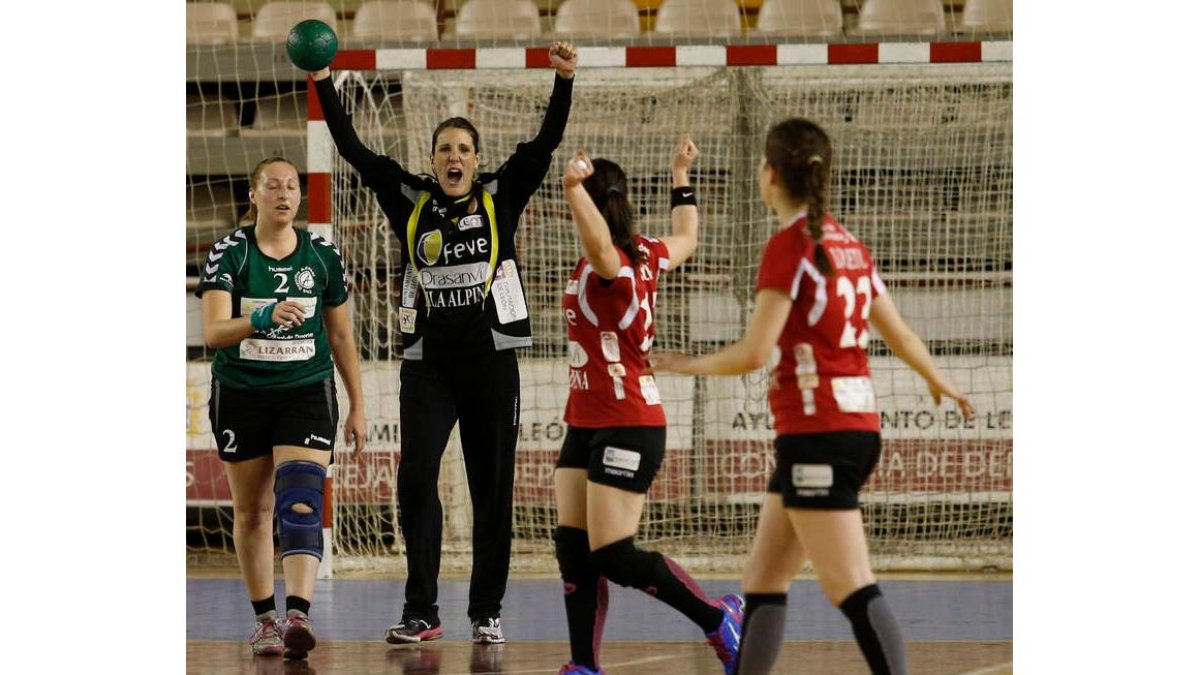 Cristina González celebra la salvación del Cleba.