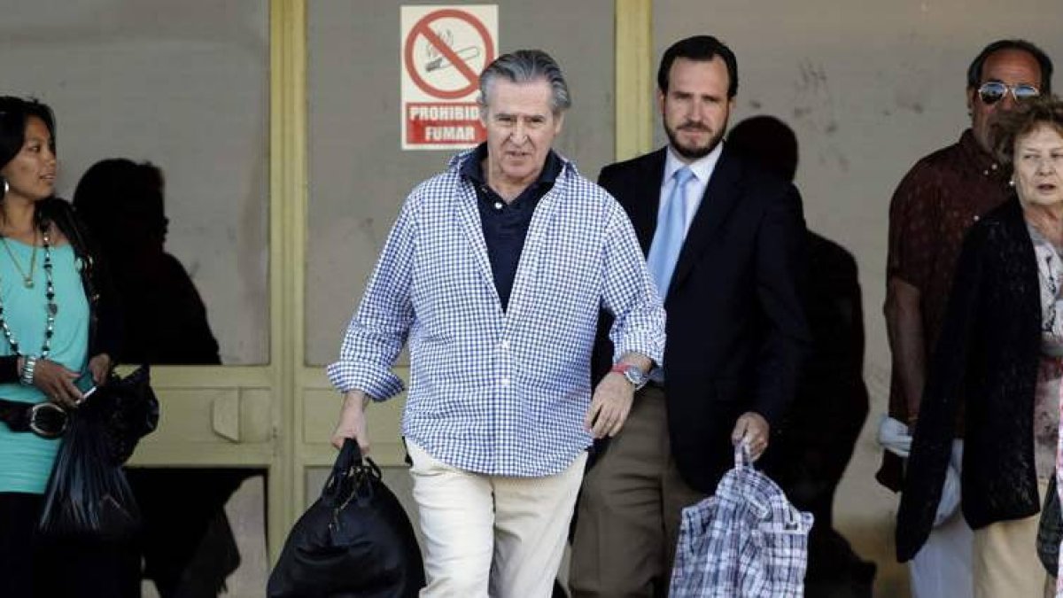 En el centro, Miguel Blesa, tras salir de la prisión de Soto del Real.