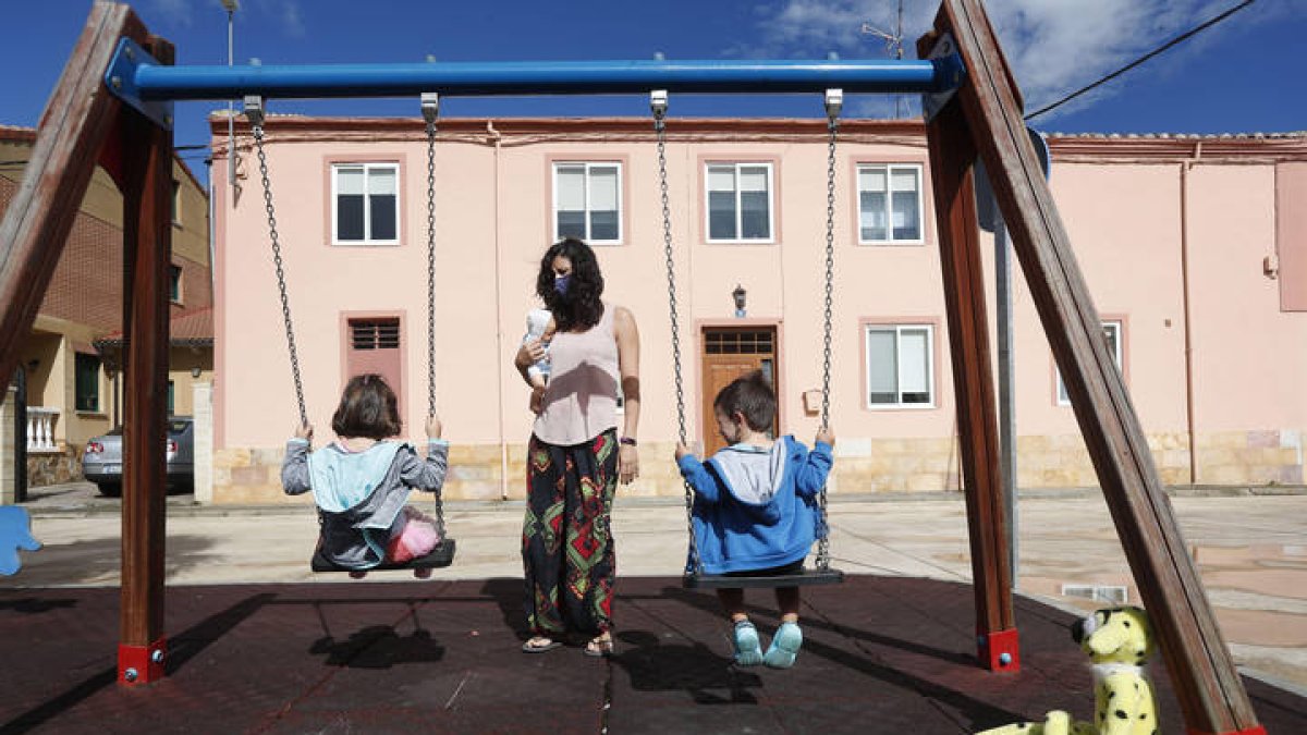 Ana Prieto con sus hijos en Santa María de la Isla, para un tema sobre conciliación familiar.