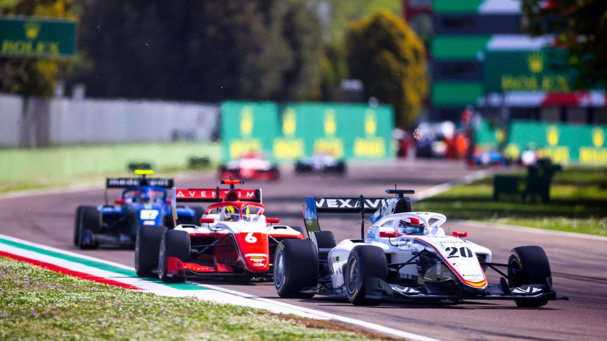 David Vidales con el monoplaza número 20 en un momento de la carrera en Imola. CAMPOS RACING