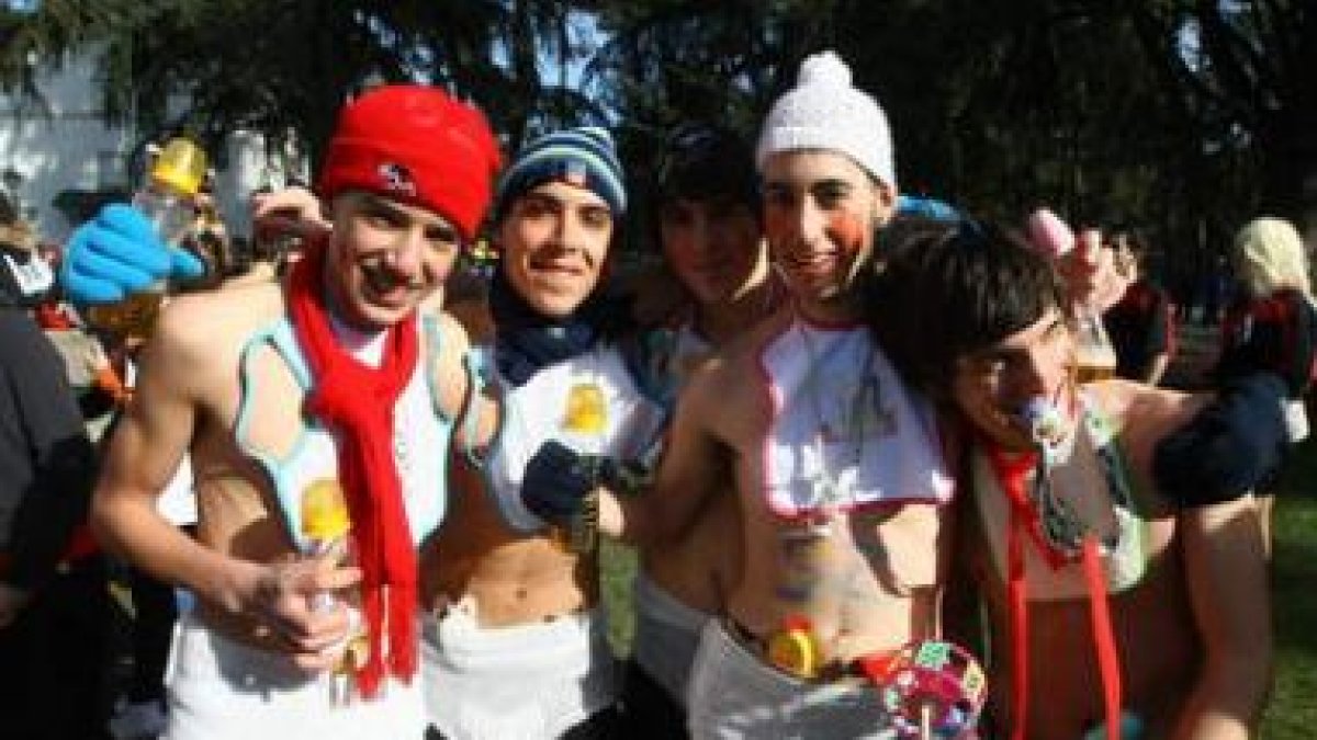 Un grupo de jóvenes disfrazados de bebés.