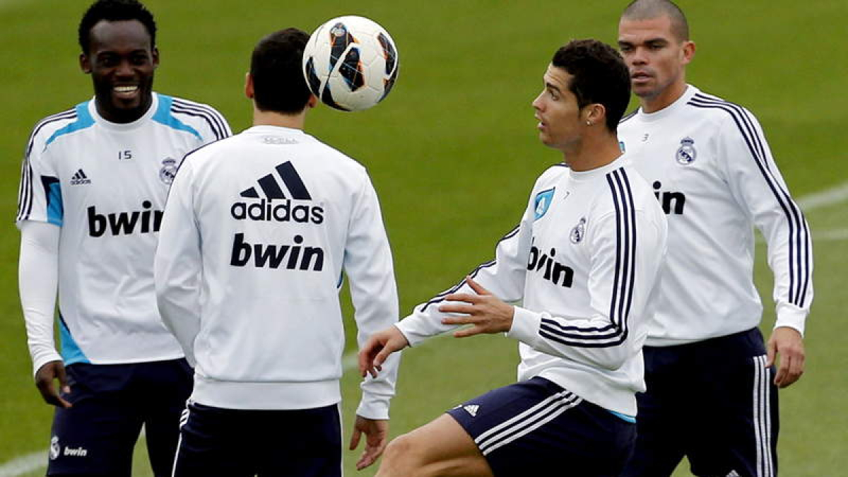 Cristiano controla el balón en el entrenamiento de ayer junto a Pepe y Michael Essien.