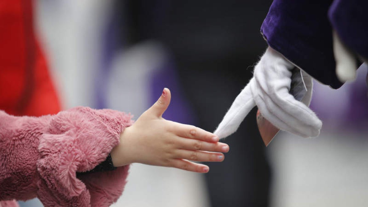 Detalle de la Procesión de El Encuentro que organiza Jesús Divino Obrero y que pone el punto final a la Semana Santa en la capital leonesa.