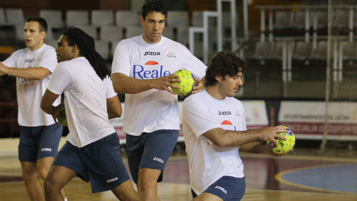 Los jugadores del Reale Ademar no renuncian a meterse en la próxima Copa Asobal.