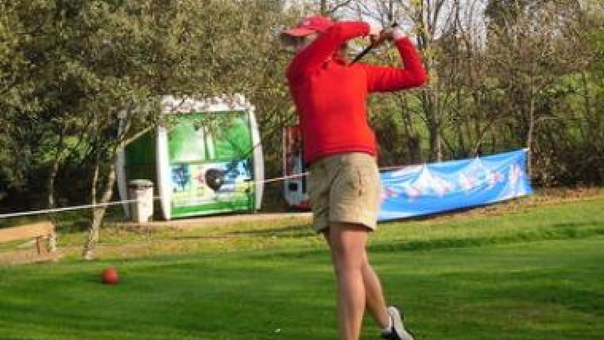 Ana Fernández y Belén Buendía lideran el torneo femenino.