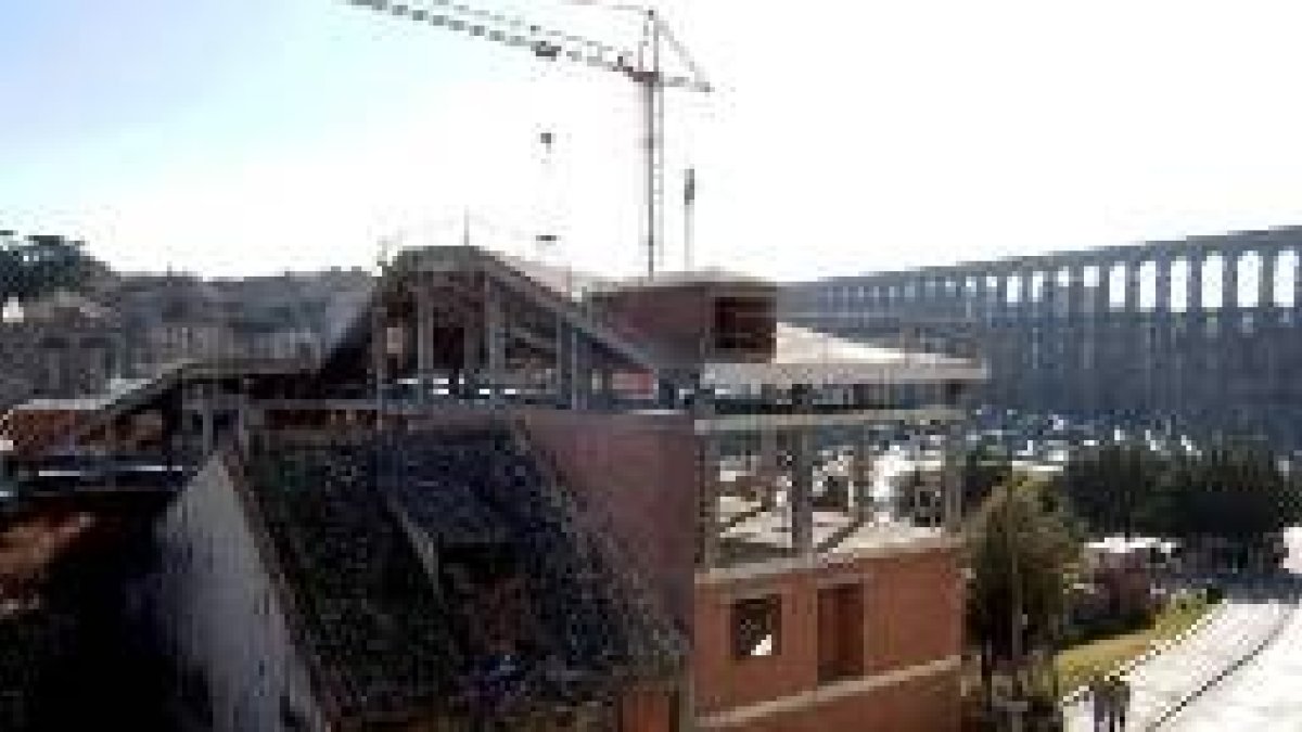 Imagen del edificio en construcción situado muy cerca del acueducto segoviano