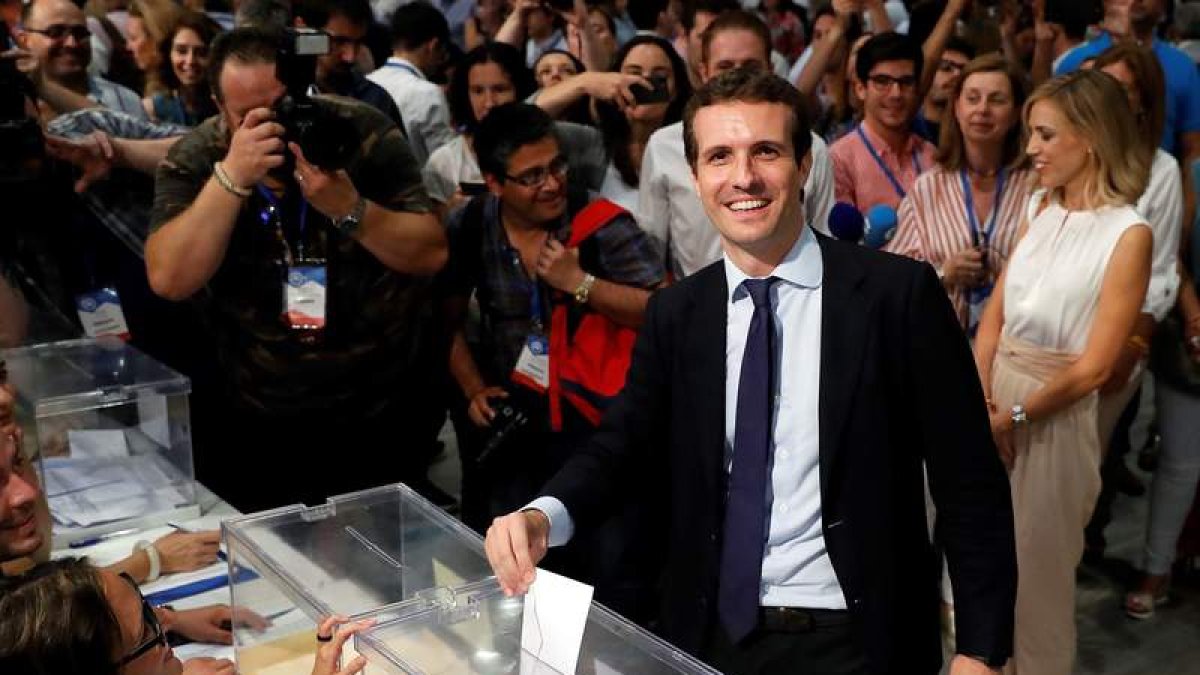 Casado y Sáenz de Santamaría en el momento de depositar sus respectivos votos en la jornada de ayer. JUAN CARLOS HIDALGO / ZIPI