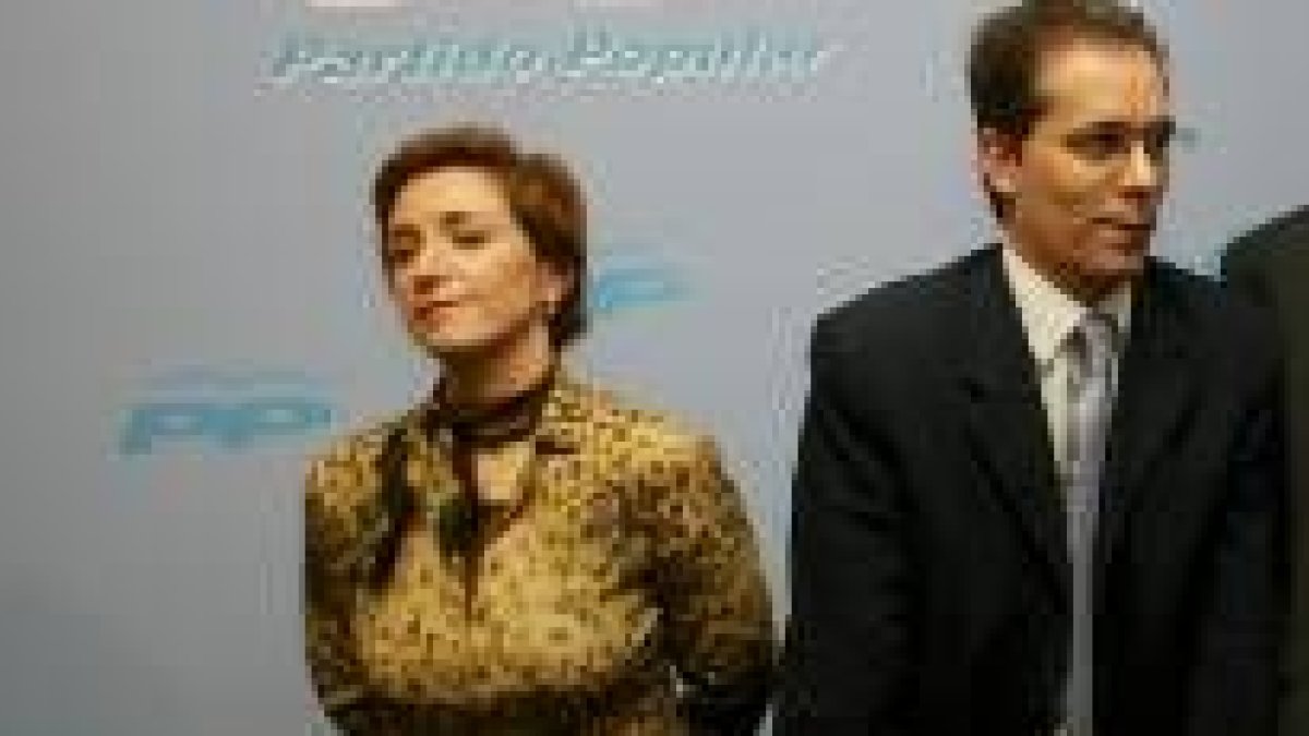 López Benito en una de sus visitas al Bierzo junto con la presidenta comarcal, López Placer
