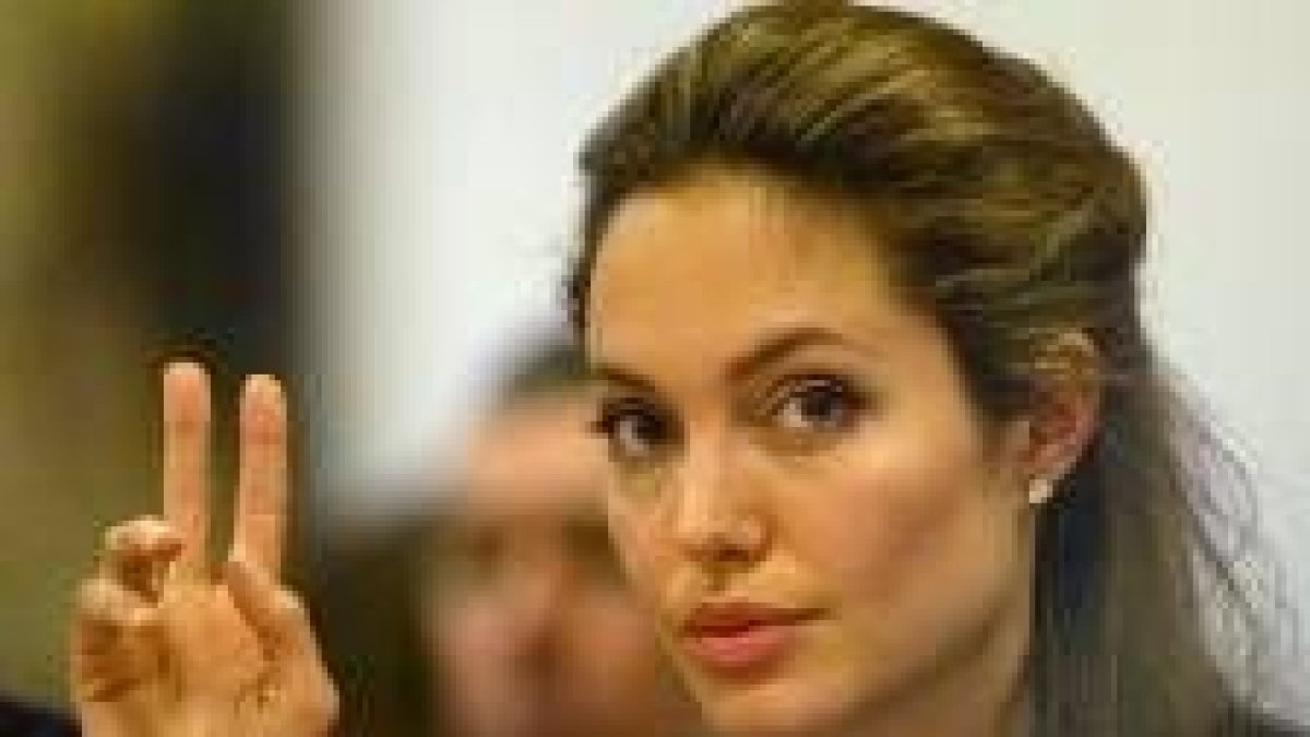 La actriz norteamericana Angelina Jolie ha sido desbancada por un «muñeco»