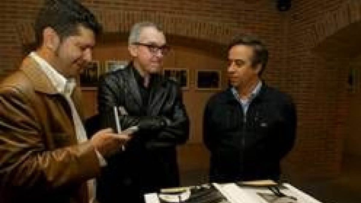 Donís, Robés y Courel inauguraron ayer la muestra en La Cripta