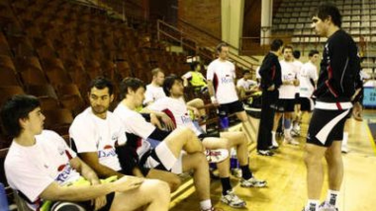 Los jugadores del Ademar, durante un descanso del entrenamiento