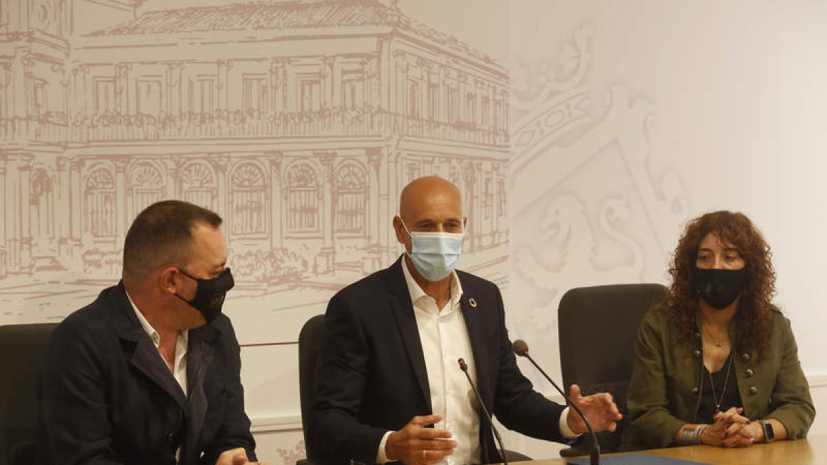 De izquierda a derecha, José María Viejo, José Antonio Díez y Noemí Martínez. F.ERNANDO OTERO PERANDONES