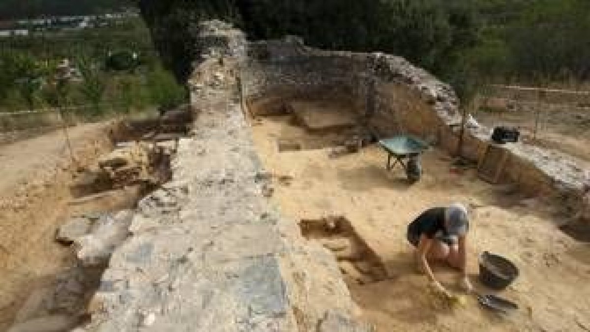Los sondeos en el interior revelan más enterramientos y un arco fajón