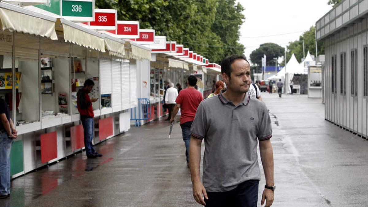 El librero y editor leonés Héctor Escobar, en primer término, entre las casetas de la Feria del Libro de Madrid