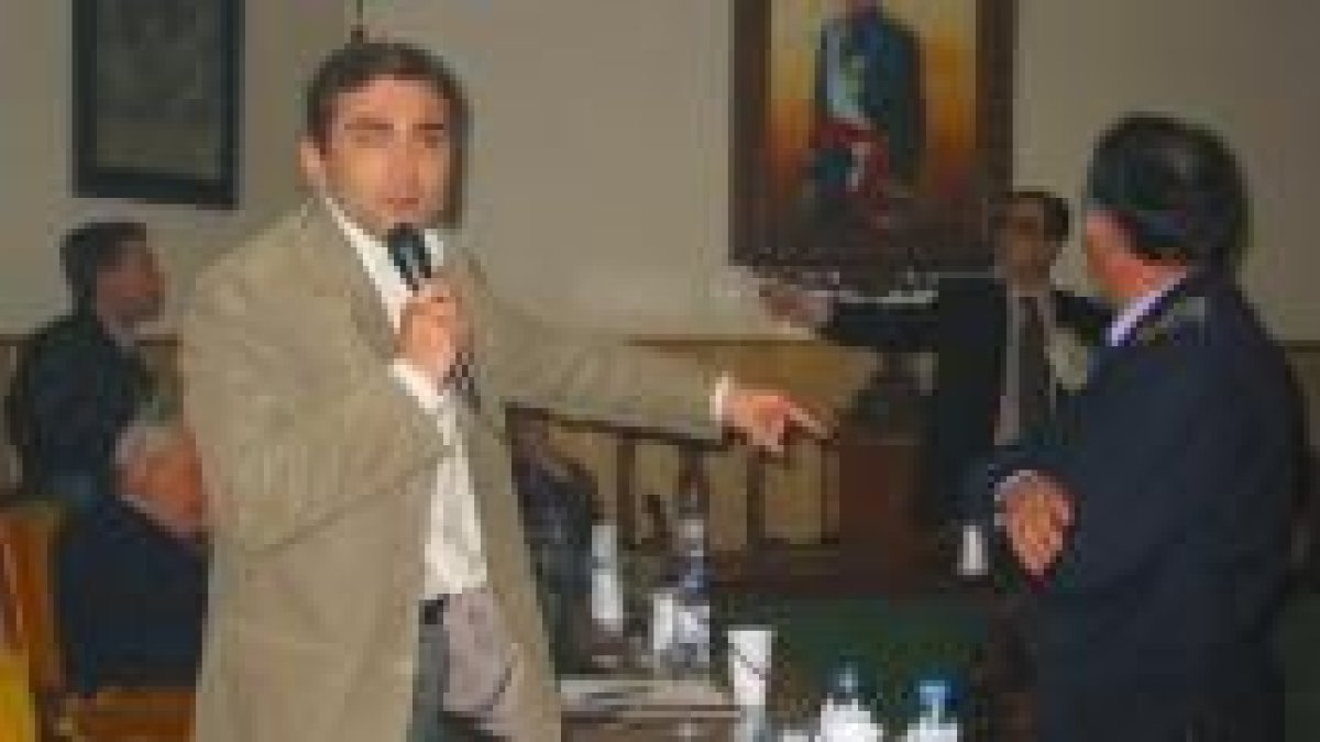 Emilio de la Mata, en primer plano, asegura que no pactará con Rodríguez (al fondo, con traje).
