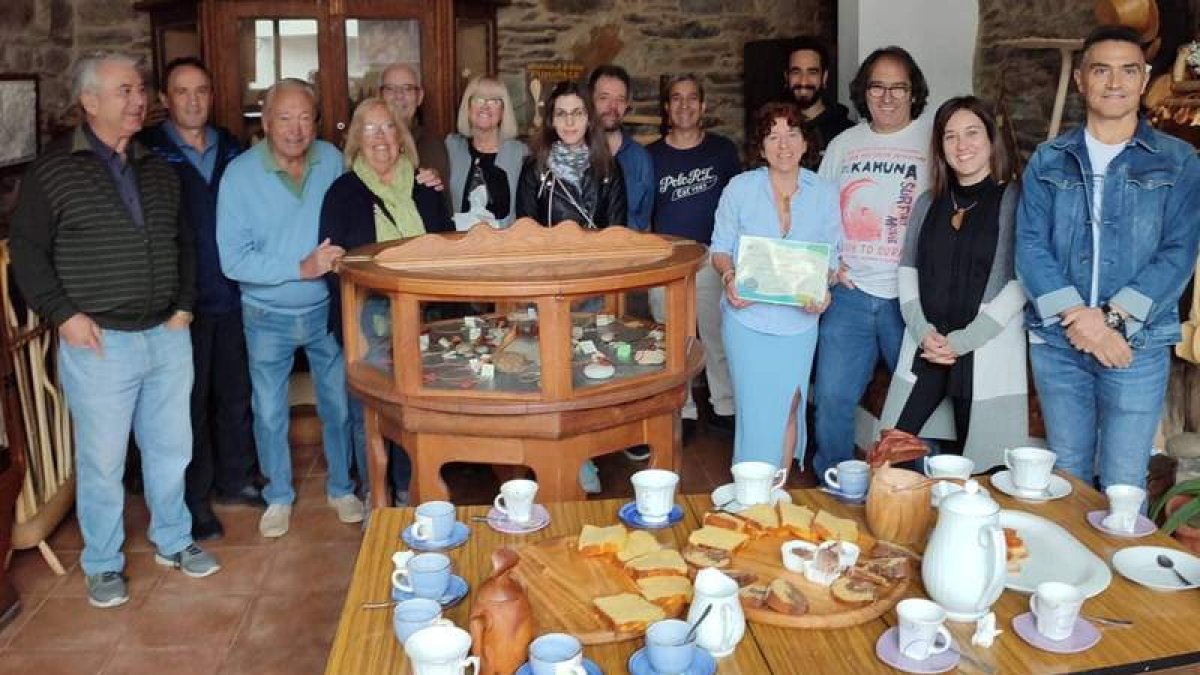 Participantes en el reconocimiento a Artesanía Pumarego, en Pereda de Ancares. DL