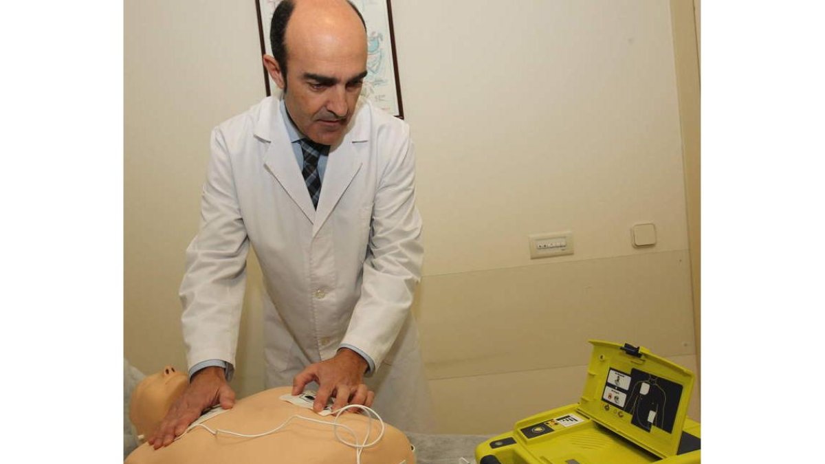 Salustiano López Contreras, con el desfibrilador que salvó la vida al aficionado de la Cultural.