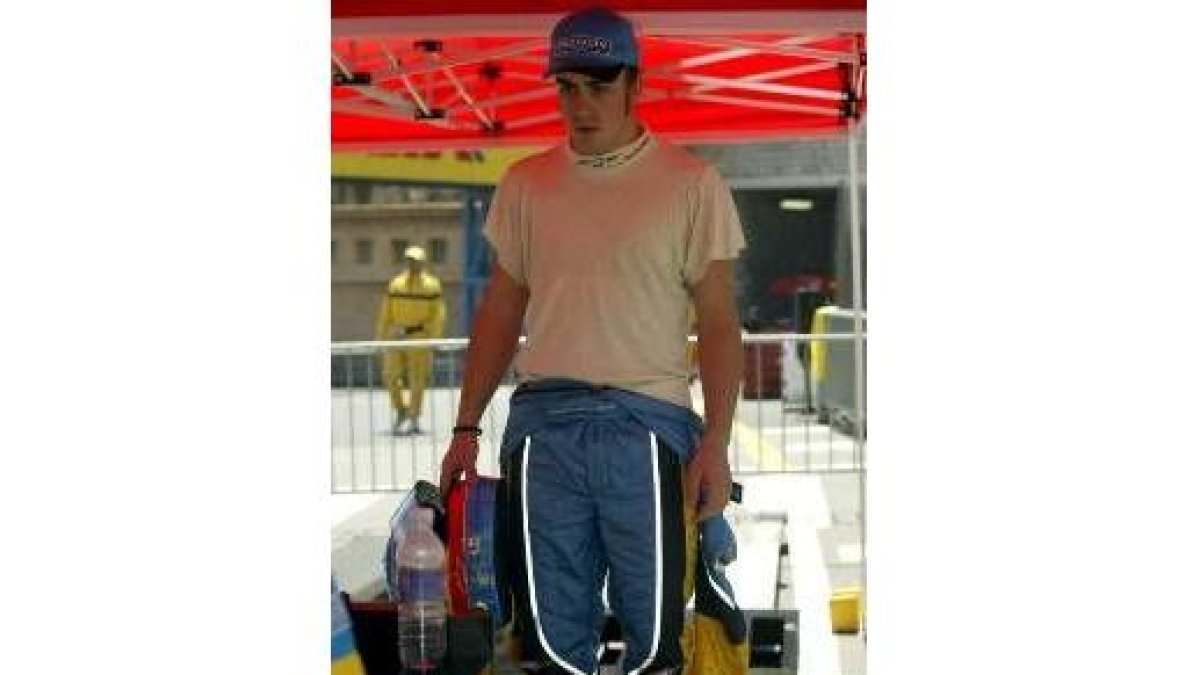 Fernando Alonso sigue las evoluciones de su coche en el fin de semana