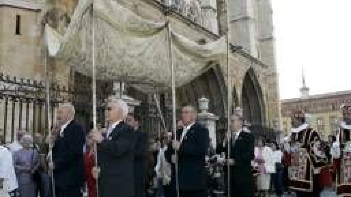 El palio pasa por delante de la Catedral en la procesión de la capital leonesa
