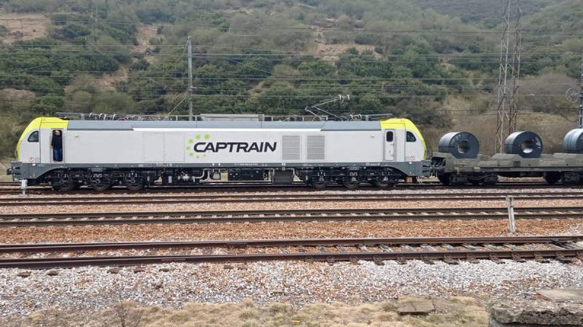 Imagen de la locomotora ayer por la mañana a su paso por la estación de Busdongo. L. U.