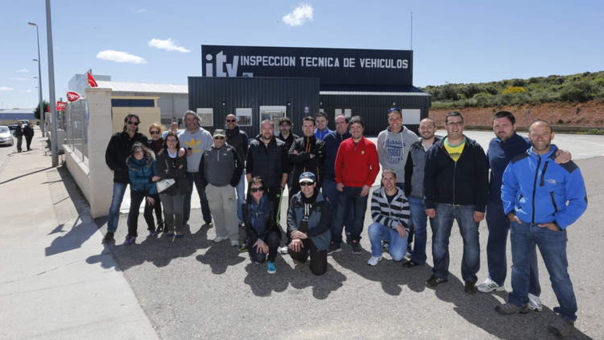 Los trabajadores de la ITV de Astorga, ayer durante la jornada de protestas.