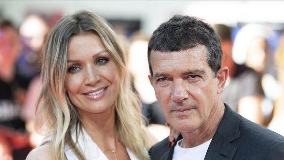 Antonio Banderas y su novia, la modelo Nicole Kimpel posan en el photocall del Festival Internacional de Cine de Múnich.