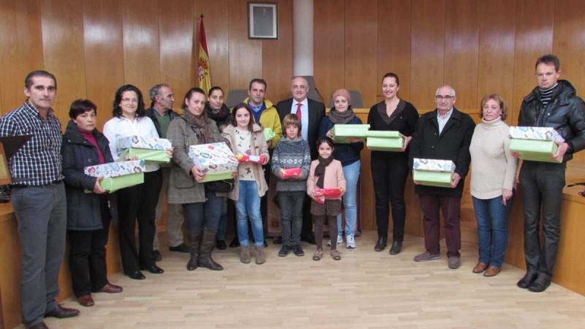Los galardonados con el alcalde (centro) y los concejales Aurora Baza y Pedro García.