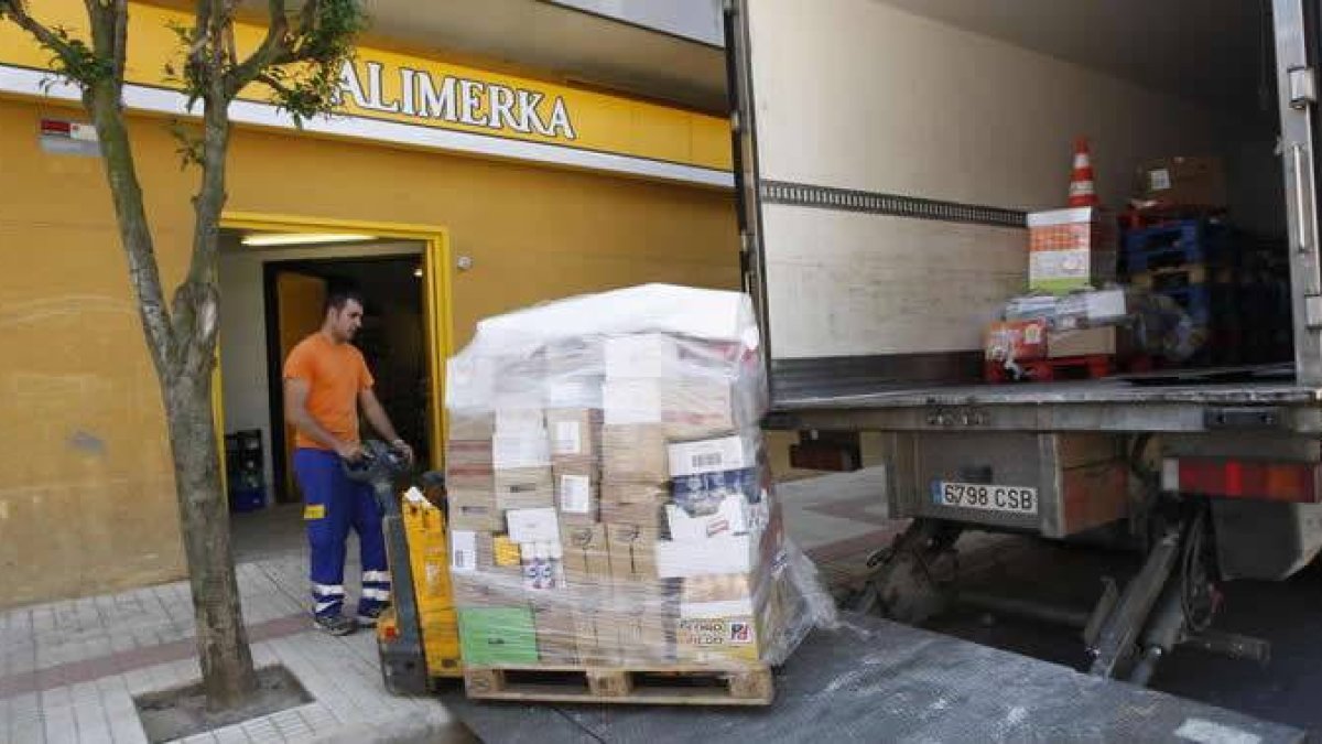 descarga de un camión en un supermercado alimerka de la capital.