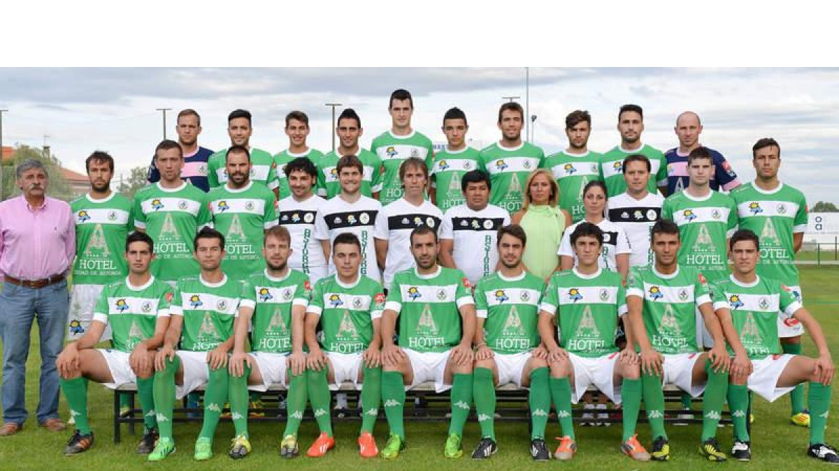 La plantilla al completo del Atlético Astorga que conquistó de forma matemática clasificarse para el play off de ascenso a Segunda División B, después de 22 años.