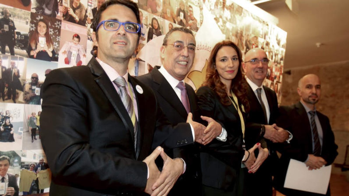 El presidente de la Federación de Enfermedades Raras, Juan Carrión, con autoridades locales y universitarias de Salamanca. J. M. García