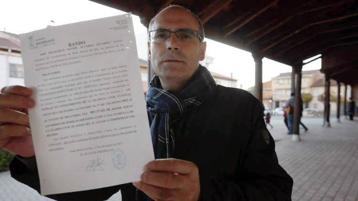 El alcalde de Santa Marina del Rey, Francisco Javier Álvarez, con el bando.