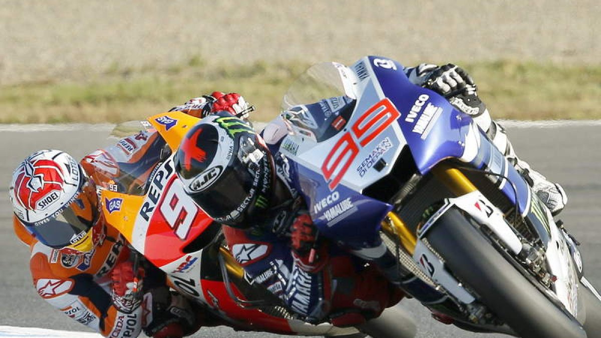 Jorge Lorenzo rueda por delante de Marc Márquez en el circuito de Motegi (Japón).