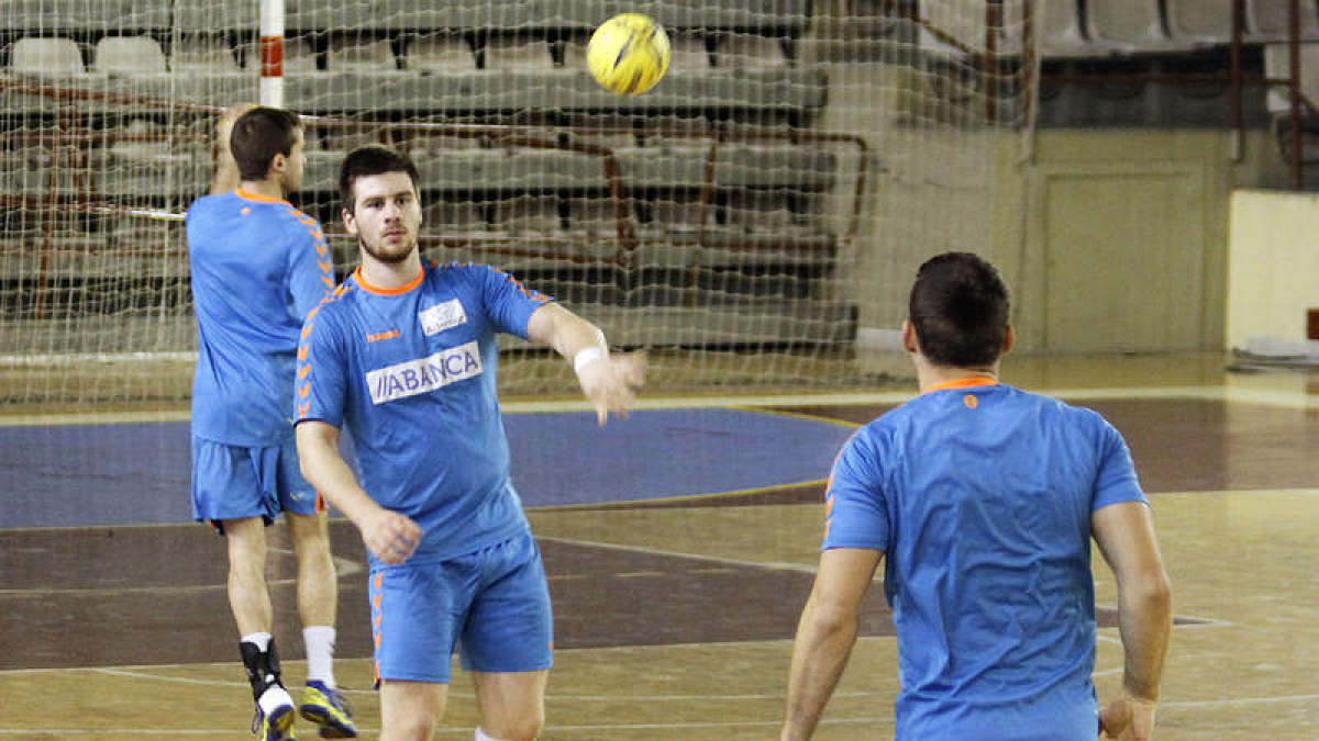 Los extremos Denis Tot y José Mario Carrillo durante un entrenamiento.