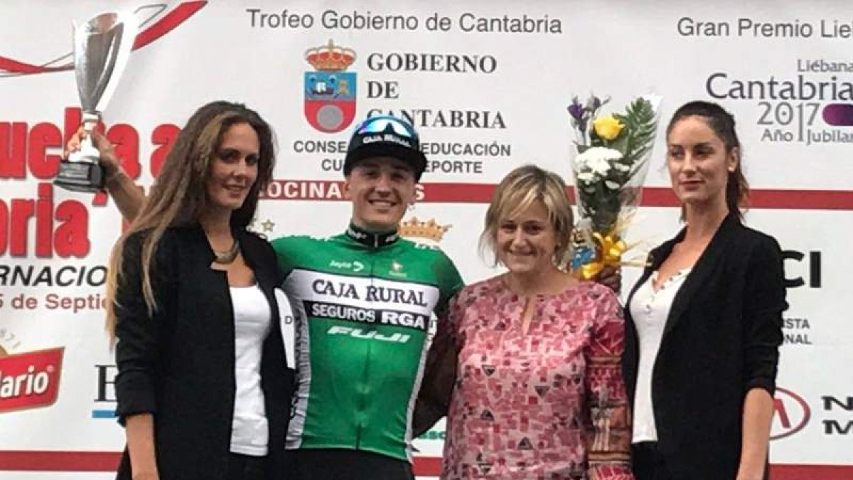 Pablo Benito en el podio con el trofeo de ganador de etapa. DL