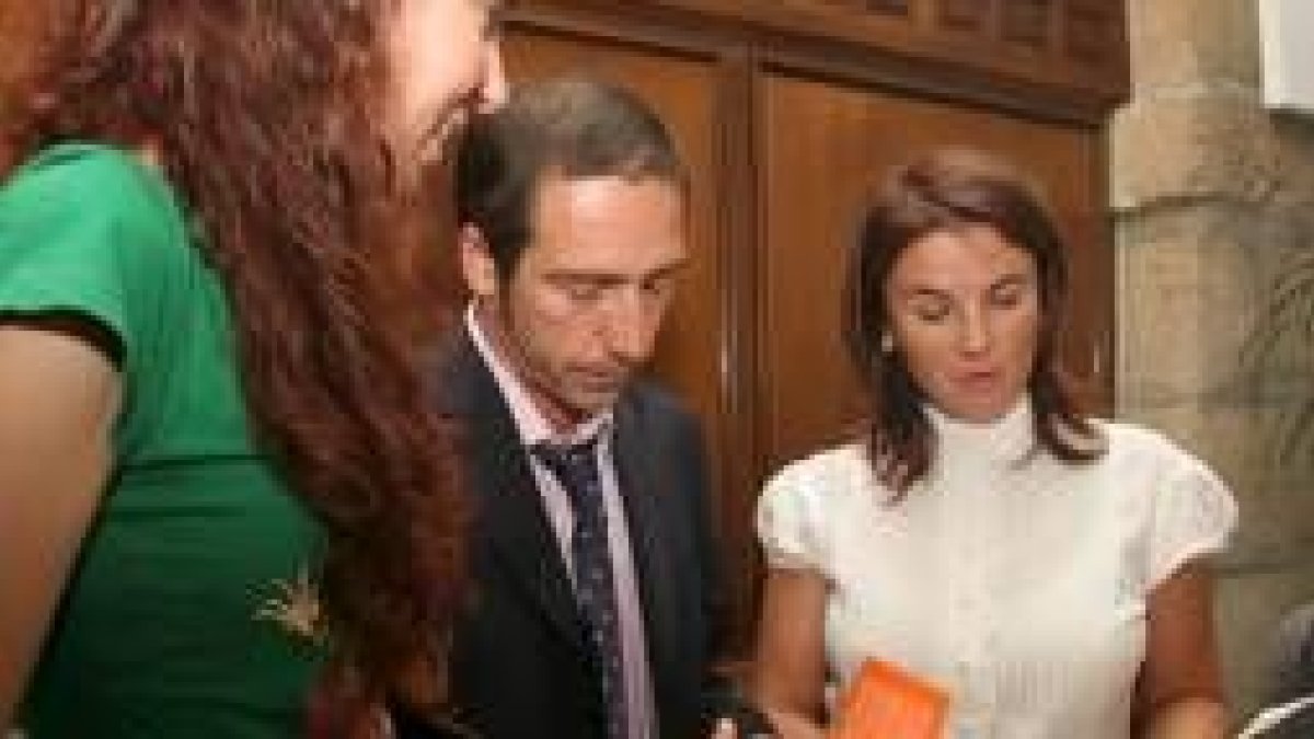 Encina Pardo, a la derecha, ayer en la presentación del programa