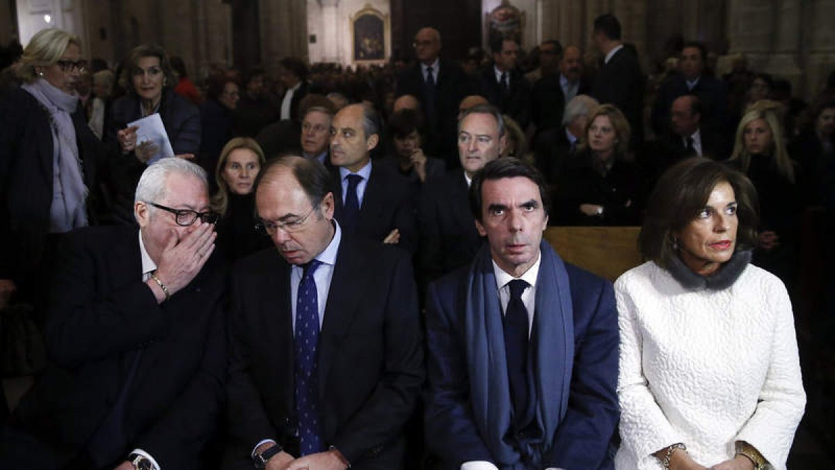 José María Aznar y su esposa asistieron ayer a la misa funeral por Rita Barberá. KAI FÖRSTERLING
