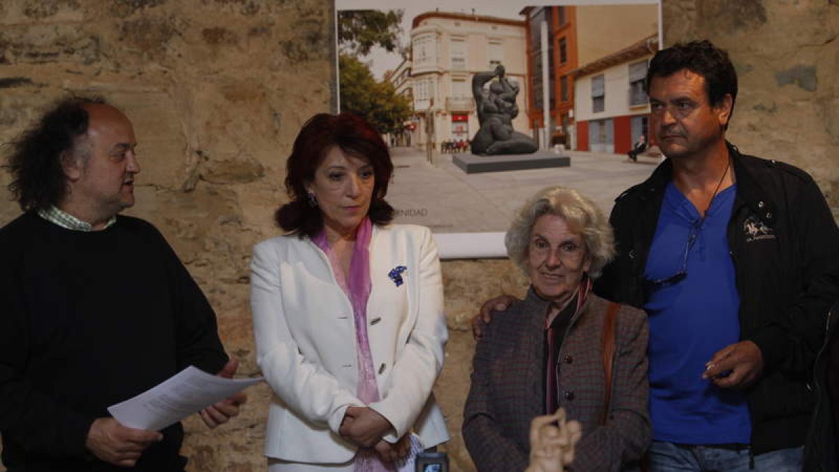 Amando Casero, Victorina Alonso, Castorina y Amancio González, junto a la pieza.