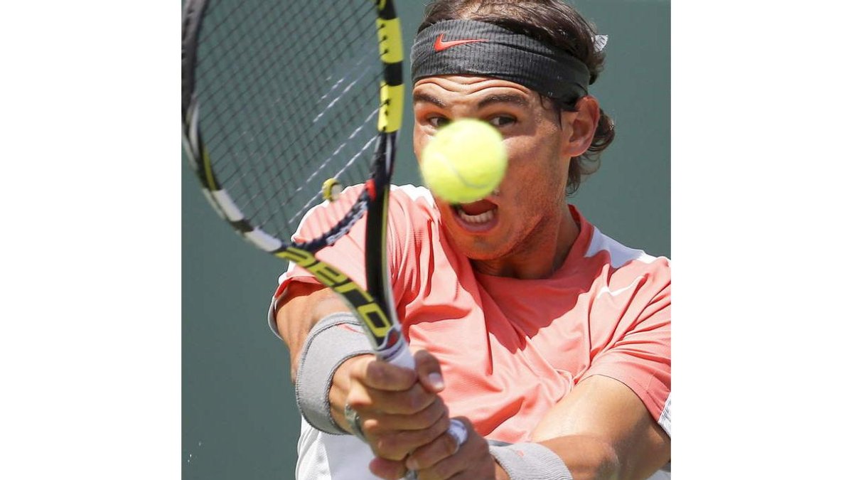 Nadal le devuelve una bola a Djokovic.