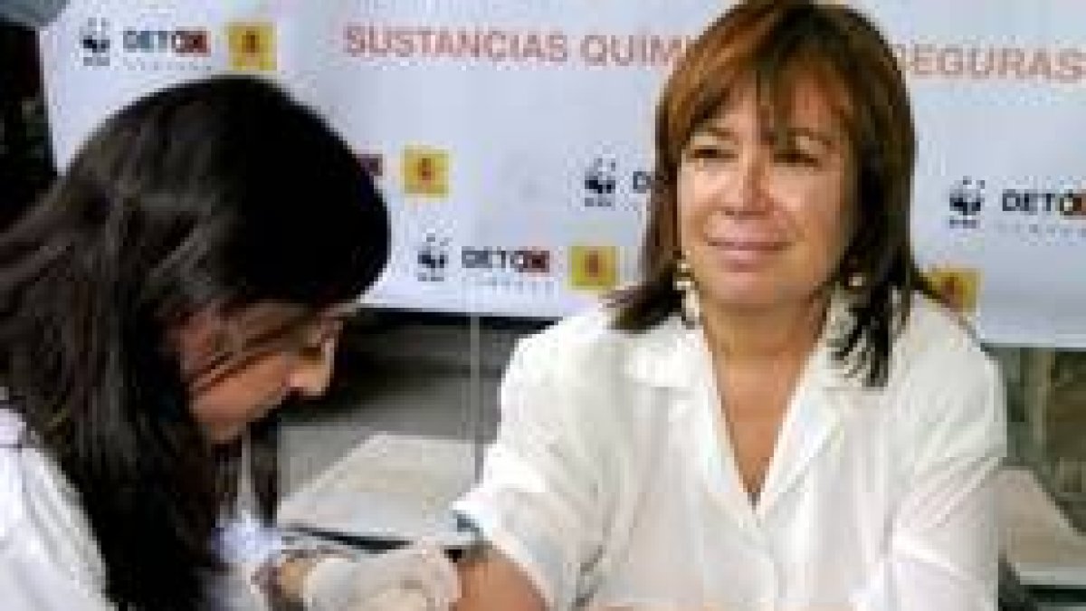 Narbona muestra su apoyo a una campaña de Adena sacándose sangre