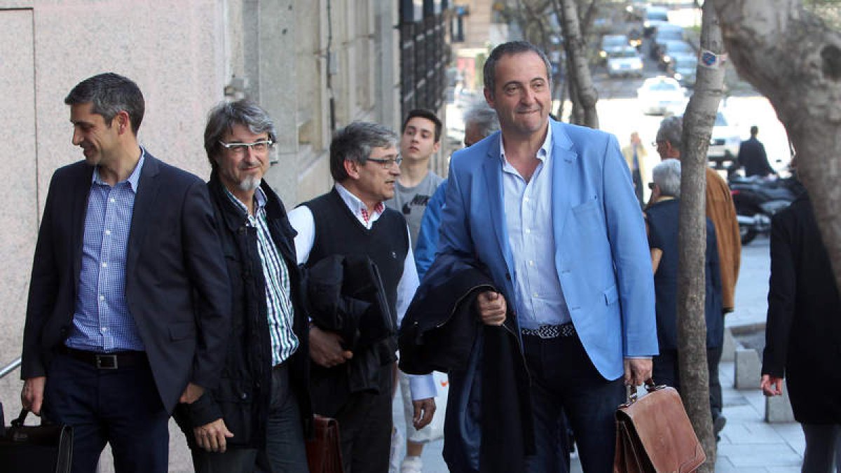 Varios miembros de la representación sindical de Banco Ceiss, ayer a la entrada de la reunión. RAQUEL P. VIECO