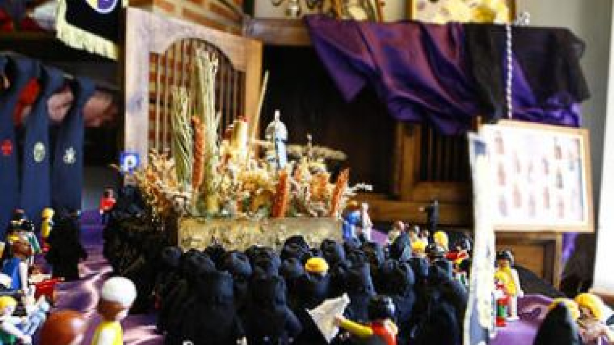 Detalle del escaparate de la tienda Festones en el centro de la capital leonesa en el que se represe