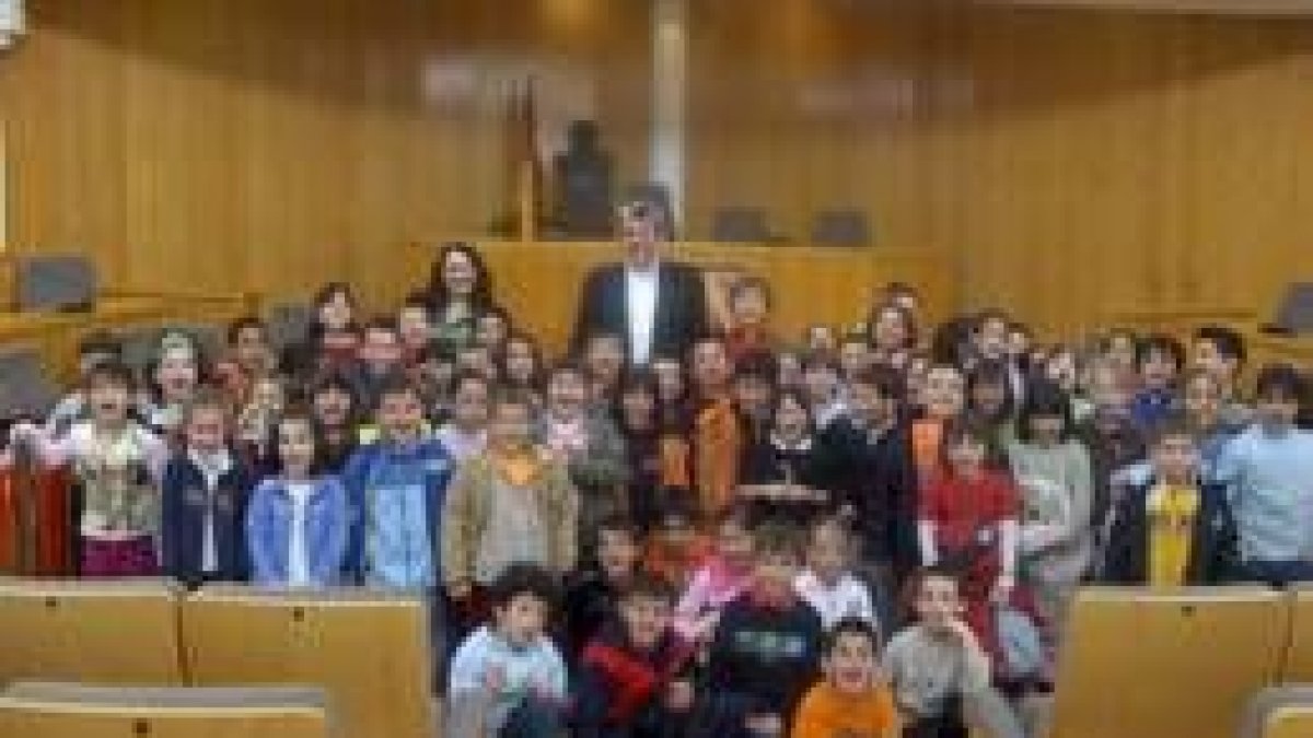 Los niños del colegio Gadañón durante su visita al consistorio